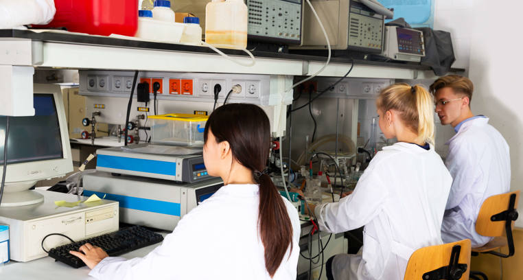 Student scientists in academic lab conducting research supported by cryogenic LN₂ systems