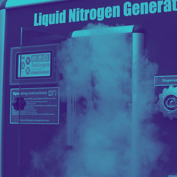 Liquid nitrogen generator in action – on-site LN₂ production with visible vapor cloud